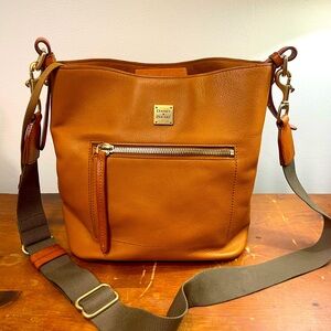 Dooney & Bourke Raleigh Roxy Large Tan Shoulder bag. Good Condition.